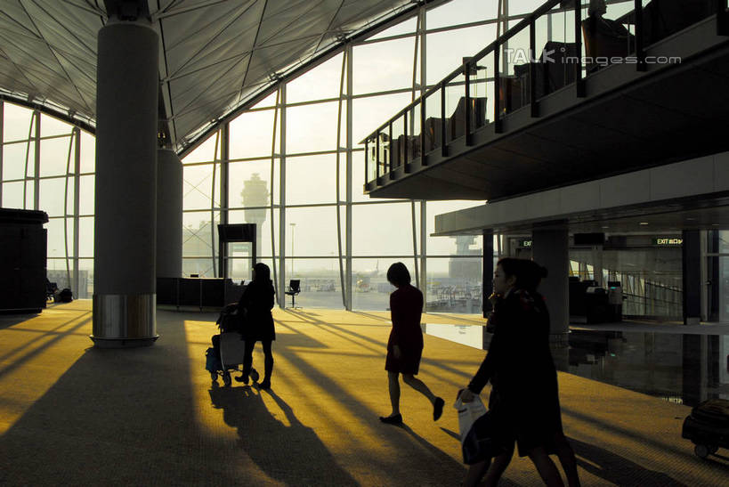 东方人,机场,走,横图,室内,白天,窗户,飞机场,中国,亚洲,阴影,服装,光线,包,影子,许多人,背光,旅行包,休闲装,黄种人,玻璃窗,背面,衣服,阳光,背包,航站楼,一群人,休闲,休闲服,服饰,逆光,候机楼,东亚,中华人民共和国,旅游包,旅客航站楼,男人,男性,年轻男性,年轻女性,女人,女性,亚洲人,航空站,空港,步行,散步,走路,半身,彩图,双肩包,shzxz1