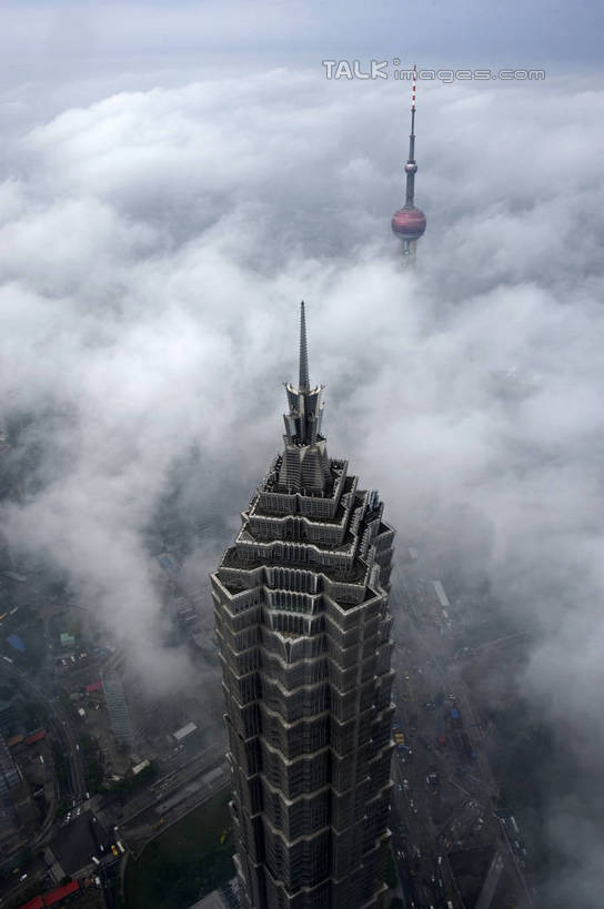 无人,高楼大厦,竖图,俯视,航拍,室外,白天,度假,美景,雾,城市风光,标志建筑,城市,大厦,地标,建筑,摩天大楼,上海,中国,亚洲,朦胧,模糊,景观,云,云朵,云彩,娱乐,建设,东方明珠,金茂大厦,浦东,白云,享受,休闲,景色,放松,申,迷雾,鸟瞰,金融中心,陆家嘴,陆家嘴金融贸易区,浦东新区,东亚,东方明珠广播电视塔,东方明珠电视塔,上海市,中华人民共和国,沪,华东地区,金茂大楼,大雾,彩图,高角度拍摄,大楼,高层建筑,高楼,摩天楼,shzxz1