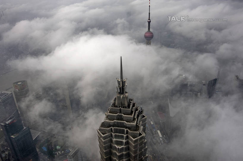 无人,高楼大厦,横图,俯视,航拍,室外,白天,度假,美景,雾,城市风光,标志建筑,城市,大厦,地标,建筑,摩天大楼,上海,中国,亚洲,朦胧,模糊,景观,云,云朵,云彩,娱乐,建设,东方明珠,金茂大厦,浦东,白云,享受,休闲,景色,放松,申,迷雾,鸟瞰,金融中心,陆家嘴,陆家嘴金融贸易区,浦东新区,东亚,东方明珠广播电视塔,东方明珠电视塔,上海市,中华人民共和国,沪,华东地区,金茂大楼,大雾,彩图,高角度拍摄,大楼,高层建筑,高楼,摩天楼,shzxz1