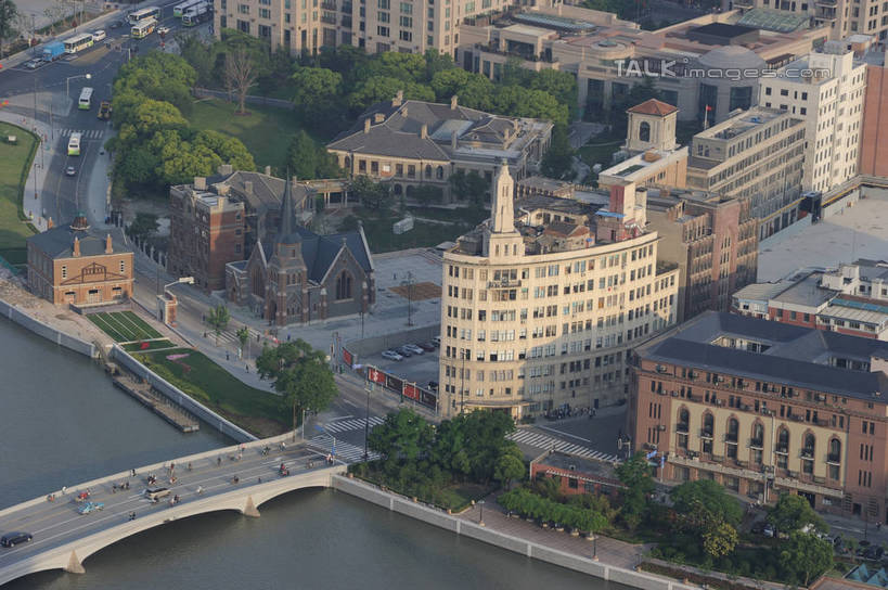 无人,公园,家,高楼大厦,横图,俯视,航拍,室外,白天,度假,河流,美景,水,植物,城市风光,标志建筑,城市,大桥,大厦,道路,地标,建筑,路,摩天大楼,桥梁,公路,上海,中国,亚洲,阴影,光线,影子,房屋,屋子,河水,景观,水流,公寓,斜拉桥,桥,交通,娱乐,建设,虹口区,黄浦江,洋房,楼房,住宅,树,树木,绿色,倒影,阳光,自然,外滩,享受,休闲,景色,放松,生长,成长,申,倒映,鸟瞰,黄浦区,浦西,苏州河,外白渡桥,乍浦路桥,东亚,人民英雄纪念塔,光陆大戏院,乍浦路,上海市,中华人民共和国,沪,华东地区,反照,斜张桥,黄浦公园,马路,彩图,高角度拍摄,房子,大楼,高层建筑,高楼,摩天楼,花园桥,威尔斯桥,纪念塔,上海市人民英雄纪念塔,博物院路,春申江,虎丘路,shzxz1