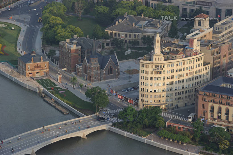 无人,公园,家,高楼大厦,横图,俯视,航拍,室外,白天,度假,河流,美景,水,植物,城市风光,标志建筑,城市,大桥,大厦,道路,地标,建筑,路,摩天大楼,桥梁,公路,上海,中国,亚洲,阴影,光线,影子,房屋,屋子,河水,景观,水流,公寓,斜拉桥,桥,交通,娱乐,建设,虹口区,黄浦江,洋房,楼房,住宅,树,树木,绿色,倒影,阳光,自然,外滩,享受,休闲,景色,放松,生长,成长,申,倒映,鸟瞰,黄浦区,浦西,苏州河,外白渡桥,乍浦路桥,东亚,人民英雄纪念塔,光陆大戏院,乍浦路,上海市,中华人民共和国,沪,华东地区,反照,斜张桥,黄浦公园,马路,彩图,高角度拍摄,房子,大楼,高层建筑,高楼,摩天楼,花园桥,威尔斯桥,纪念塔,上海市人民英雄纪念塔,博物院路,春申江,虎丘路,shzxz1