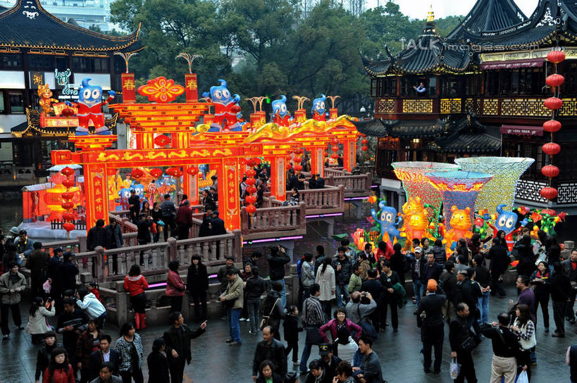 东方人,栏杆,站,走,横图,室外,白天,正面,旅游,度假,湖,湖泊,名胜古迹,水,植物,标志建筑,地标,建筑,照明,上海,中国,亚洲,行人,游客,游人,服装,遗迹,艺术,装饰,灯笼,吉祥物,纸灯笼,湖面,水流,水面,围栏,许多人,休闲装,黄种人,古迹,文物,娱乐,建设,古建筑,护栏,路人,旅客,装饰品,树,树木,衣服,绿色,自然,装饰物,灯具,九曲桥,豫园,湖水,站着,一群人,享受,休闲,休闲服,世博会,海宝,旅游胜地,放松,服饰,生长,成长,希望,展览,华丽,修饰,照亮,点缀,申,愿望,象征,照明设备,饰物,代表,黄浦区,古文明,东亚,世界博览会,上海市,中华人民共和国,沪,华东地区,衬托,美观,雅致,雅观,过客,上海九曲桥,展览会,男人,男性,年轻男性,年轻女性,女人,女性,亚洲人,步行,散步,站立,走路,半身,彩图,万国博览会,博览会,shzxz1