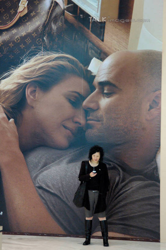 东方人,一个人,站,竖图,室外,白天,正面,亚洲,仅一个年轻女性,仅一个女性,仅一个人,服装,信息,英文,标志,文字,字符,字母,墙,休闲装,黄种人,标识,海报,广告,墙壁,墙面,衣服,站着,休闲,休闲服,服饰,英文字母,宣传,年轻女性,女人,女性,亚洲人,站立,彩图,全身,招贴,shzxz1