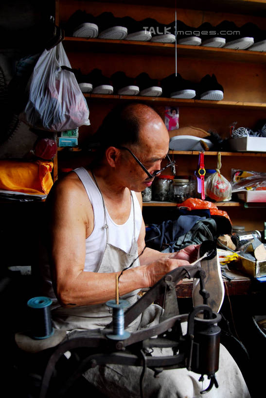 东方人,一个人,鞋匠,商店,坐,竖图,室内,白天,侧面,购物,消费,亚洲,仅一个男性,仅一个人,连接,握,组合,服装,背心,眼镜,拿,置物架,拿着,注视,黄种人,架子,缝纫机,衣服,观察,看,仅一个老年男性,握着,金融,百货,服饰,观看,老花镜,缝纫,链接,察看,装订,衣着,穿着,关注,拼接,杠杆,拼凑,陈列架,选购,贸易,拼合,凑集,聚合,撮合,链结,血拼,缝合,衣饰,搁架,远视眼镜,老年男性,男人,男性,亚洲人,坐着,半身,彩图,店铺,杂货店,杂货铺,shzxz1