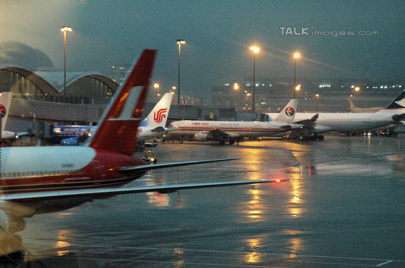 无人,机场,横图,室外,白天,正面,旅游,度假,标志建筑,地标,飞机,飞机场,建筑,路灯,照明,上海,中国,亚洲,停靠,阴影,光线,影子,灯光,交通,娱乐,航空,建设,灯,航站楼,交通工具,享受,休闲,旅游胜地,放松,运输,虹桥机场,照亮,申,客机,照明设备,停泊,载具,候机楼,东亚,长宁区,上海市,中华人民共和国,沪,华东地区,虹桥路,上海虹桥国际机场,旅客航站楼,航空站,空港,彩图,shzxz1