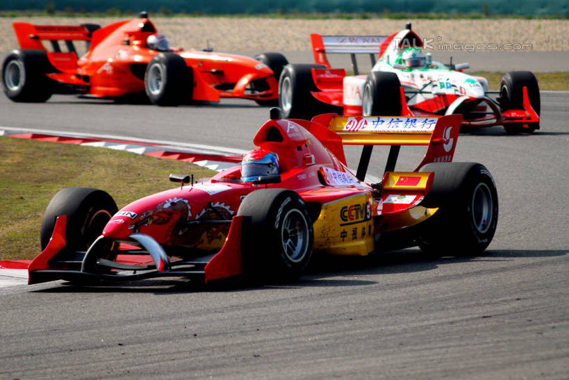 西方人,三个人,运动员,坐,横图,室外,白天,正面,运动服,草地,草坪,植物,赛车,帽子,欧洲,欧洲人,三辆,阴影,服装,光线,头盔,影子,车,草,衣服,绿色,阳光,安全帽,交通工具,驾驶,行驶,服饰,操纵,控制,衣着,穿着,载具,一级方程式,操控,一级方程式赛车,把持,衣饰,男人,男性,中年男性,白种人,体育运动员,运动选手,坐着,彩图,全身,世界一级方程式锦标赛,f1赛车,运动装,shzxz1