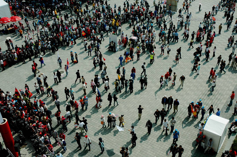 东方人,观众,走,横图,俯视,航拍,室外,白天,赛车,旗帜,亚洲,握,服装,许多人,拿,拿着,注视,休闲装,黄种人,旗子,车,衣服,交通工具,观察,看,一群人,休闲,休闲服,握着,服饰,观看,察看,鸟瞰,关注,载具,一级方程式,一级方程式赛车,旌旗,旗号,男人,男性,年轻男性,年轻女性,女人,女性,中年男性,中年女性,亚洲人,观赏人员,步行,散步,走路,半身,彩图,高角度拍摄,世界一级方程式锦标赛,f1赛车,shzxz1