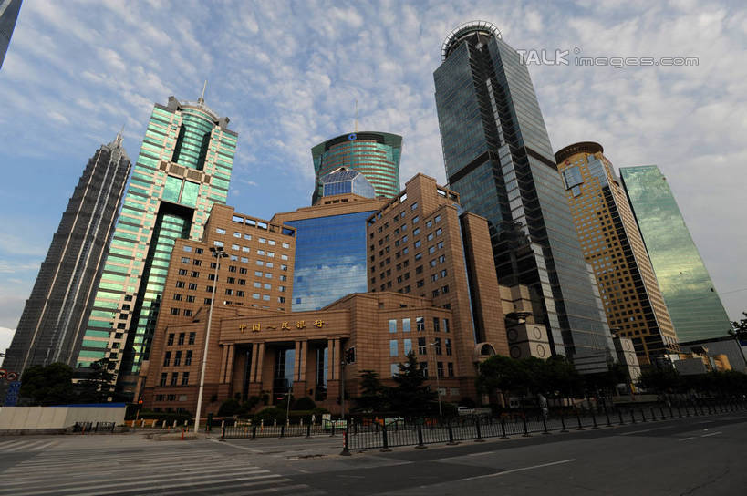 无人,高楼大厦,横图,全景,室外,白天,仰视,度假,美景,天际线,植物,城市风光,标志建筑,城市,大厦,道路,地标,建筑,路,摩天大楼,公路,上海,中国,亚洲,阴影,光线,影子,景观,云,云朵,分界线,停车线,交通,云彩,娱乐,建设,浦东,树,树木,蓝色,绿色,白云,蓝天,天空,阳光,自然,天,享受,休闲,景色,放松,生长,晴朗,成长,车行道,车行道分界线,申,标线,国家开发银行大厦,金融中心,陆家嘴,陆家嘴金融贸易区,浦东新区,东亚,车行线,上海市,中华人民共和国,沪,华东地区,晴空,马路,彩图,低角度拍摄,大楼,高层建筑,高楼,摩天楼,浦东发展银行大厦,shzxz1