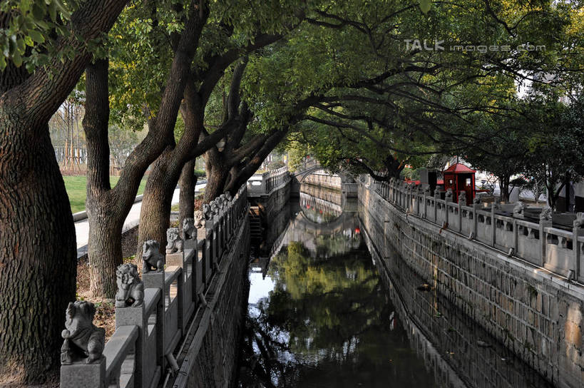 无人,栏杆,横图,室外,白天,正面,度假,河流,美景,水,植物,城市风光,城市,上海,中国,亚洲,阴影,光线,影子,河水,景观,水流,围栏,娱乐,护栏,树,树木,绿色,倒影,阳光,自然,享受,休闲,景色,放松,生长,成长,申,倒映,东亚,安亭,上海市,嘉定区,中华人民共和国,沪,华东地区,反照,彩图,安亭镇,shzxz1