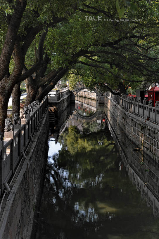 无人,栏杆,竖图,室外,白天,正面,度假,河流,美景,水,植物,城市风光,城市,上海,中国,亚洲,阴影,光线,影子,河水,景观,水流,围栏,娱乐,护栏,树,树木,绿色,倒影,阳光,自然,享受,休闲,景色,放松,生长,成长,申,倒映,东亚,安亭,上海市,嘉定区,中华人民共和国,沪,华东地区,反照,彩图,安亭镇,shzxz1
