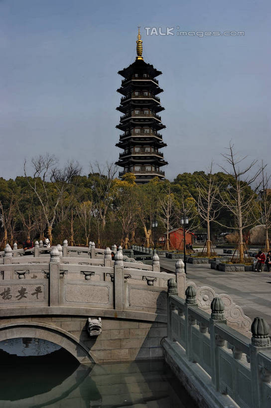 无人,竖图,室外,白天,正面,旅游,度假,名胜古迹,植物,标志建筑,地标,建筑,桥梁,上海,中国,亚洲,阴影,遗迹,光线,影子,塔,桥,古迹,文物,娱乐,建设,古建筑,石桥,宝塔,佛塔,拱桥,树,树木,蓝色,绿色,蓝天,天空,阳光,自然,天,享受,休闲,旅游胜地,放松,拱形,生长,晴朗,成长,人行桥,石拱桥,申,古文明,东亚,安亭,上海市,嘉定区,万里无云,中华人民共和国,沪,华东地区,浮图,浮屠,晴空,晴空万里,彩图,塔婆,浮图塔,浮头,佛图,安亭镇,shzxz1