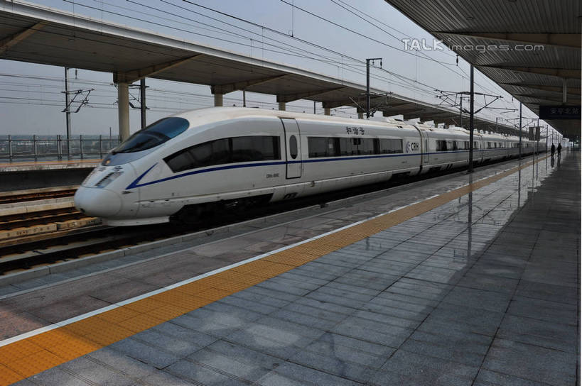 无人,横图,室外,白天,正面,度假,美景,城市风光,城市,地铁,路,铁路,上海,中国,亚洲,阴影,电力,光线,电线,电线杆,线,影子,景观,电能,轨道,轨道交通,交通,铁轨,线路,娱乐,蓝色,蓝天,天空,阳光,天,享受,休闲,景色,放松,运输,晴朗,电,电源,申,能量,东亚,安亭,上海市,嘉定区,万里无云,中华人民共和国,沪,华东地区,晴空,晴空万里,彩图,地铁机动车,地下铁,轻轨,安亭北站,安亭镇,shzxz1