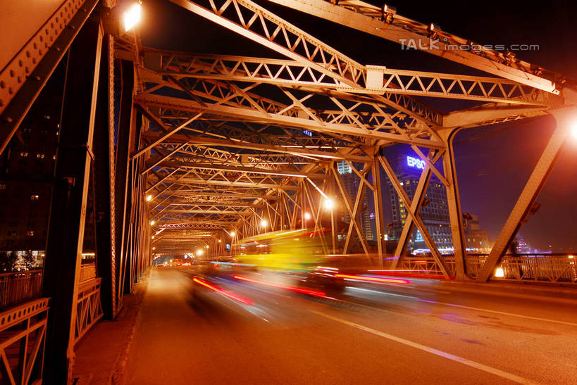 无人,横图,室外,夜晚,正面,长时间曝光,度假,美景,城市风光,标志建筑,城市,道路,地标,建筑,路,路灯,夜景,公路,照明,上海,中国,亚洲,阴影,朦胧,模糊,光线,影子,景观,灯光,分界线,停车线,交通,娱乐,建设,灯,外滩,享受,休闲,景色,放松,车行道,车行道分界线,照亮,申,照明设备,标线,曝光,浦西,苏州河,外白渡桥,东亚,车行线,上海市,中华人民共和国,沪,华东地区,马路,彩图,花园桥,威尔斯桥,shzxz1