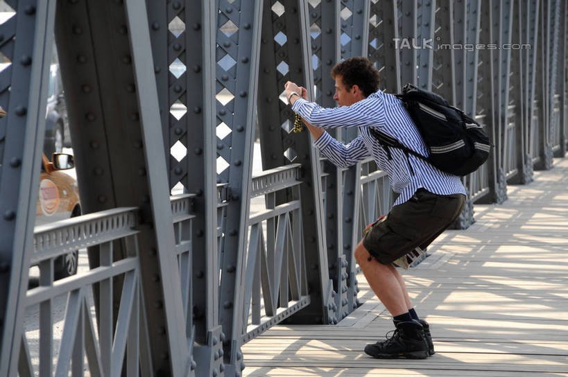 东方人,一个人,蹲,横图,室外,白天,侧面,度假,美景,城市风光,标志建筑,城市,地标,建筑,相机,上海,中国,亚洲,仅一个男性,仅一个人,握,阴影,服装,光线,包,影子,景观,拿,旅行包,拿着,注视,休闲装,黄种人,娱乐,建设,仅一个年轻男性,拍照,衣服,阳光,背包,数码相机,外滩,观察,看,享受,休闲,休闲服,景色,放松,握着,摄影,服饰,观看,申,察看,关注,浦西,苏州河,外白渡桥,东亚,上海市,一部,中华人民共和国,沪,华东地区,旅游包,男人,男性,年轻男性,亚洲人,照相机,蹲着,彩图,全身,照相,花园桥,威尔斯桥,双肩包,shzxz1