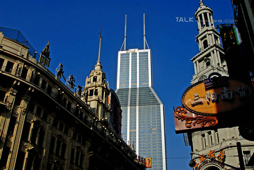 无人,家,高楼大厦,横图,室外,白天,仰视,度假,美景,城市风光,标志建筑,城市,大厦,地标,建筑,摩天大楼,上海,中国,亚洲,阴影,光线,标志,文字,影子,字符,房屋,屋子,景观,公寓,娱乐,标识,建设,洋房,楼房,住宅,蓝色,蓝天,天空,阳光,南京路,天,享受,休闲,汉字,景色,放松,南京路步行街,南京东路,晴朗,申,中文,黄浦区,东亚,上海市,万里无云,中华人民共和国,沪,华东地区,国文,华文,晴空,晴空万里,彩图,低角度拍摄,房子,大楼,高层建筑,高楼,摩天楼,上海世茂国际广场,世贸国际广场,shzxz1