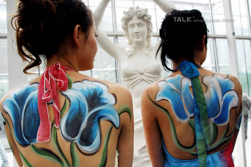 东方人,两个人,站,横图,室内,白天,雕塑,亚洲,艺术,装饰,彩绘,雕刻,雕像,扭头,黄种人,文化,石雕,背面,工艺品,站着,转头,纪念,美术,主题,陈列,人体彩绘,功能,美学,美观,纹身彩绘,年轻女性,女人,女性,亚洲人,站立,半身,彩图,shzxz1