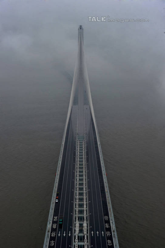 无人,竖图,俯视,航拍,室外,白天,旅游,度假,河流,水,雾,标志建筑,大桥,地标,建筑,桥梁,上海,中国,亚洲,朦胧,模糊,河水,水流,斜拉桥,桥,娱乐,建设,享受,休闲,旅游胜地,放松,申,迷雾,鸟瞰,长江大桥,崇明岛,上海长江大桥,长江,东亚,上海长江隧桥,上海市,长兴岛,长江隧桥,中华人民共和国,沪,华东地区,崇明县,斜张桥,母亲河,大雾,彩图,高角度拍摄,崇明,上海长江隧道,上海长江隧桥工程,shzxz1