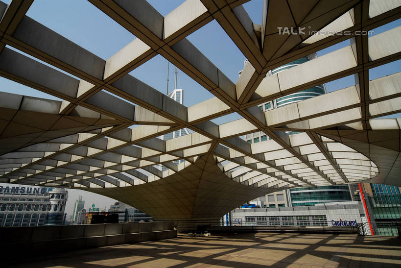 无人,高楼大厦,横图,室外,白天,仰视,度假,美景,城市风光,标志建筑,城市,大厦,地标,建筑,摩天大楼,上海,中国,亚洲,阴影,光线,影子,墙,景观,娱乐,建设,墙壁,墙面,蓝色,蓝天,天空,阳光,人民广场,天,享受,休闲,景色,放松,上海城市规划馆,晴朗,申,黄浦区,东亚,上海城市规划展示馆,上海市,万里无云,中华人民共和国,沪,华东地区,上海人民广场,晴空,晴空万里,彩图,低角度拍摄,大楼,高层建筑,高楼,摩天楼,shzxz1