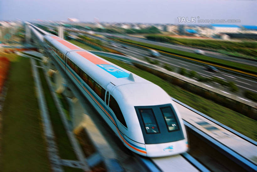 无人,横图,俯视,室外,白天,度假,草地,草坪,美景,植物,城市风光,城市,上海,中国,亚洲,阴影,朦胧,模糊,光线,影子,景观,娱乐,车,草,树,树木,蓝色,绿色,蓝天,天空,阳光,自然,交通工具,天,驾驶,行驶,享受,休闲,景色,放松,生长,晴朗,成长,操纵,迅速,快速,申,控制,载具,磁悬浮,东亚,操控,上海市,磁悬浮列车,万里无云,中华人民共和国,沪,华东地区,把持,晴空,晴空万里,彩图,高角度拍摄,磁悬浮技术,shzxz1