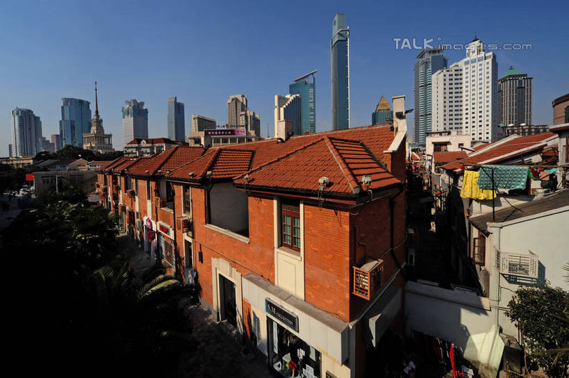 无人,家,高楼大厦,横图,全景,俯视,室外,白天,度假,美景,天际线,植物,城市风光,标志建筑,城市,大厦,地标,建筑,摩天大楼,上海,中国,亚洲,阴影,光线,影子,房屋,屋子,景观,公寓,娱乐,建设,洋房,楼房,住宅,树,树木,蓝色,绿色,蓝天,天空,阳光,自然,天,享受,休闲,景色,放松,生长,晴朗,成长,申,东亚,静安区,延安中路,上海市,慈惠南里,万里无云,中华人民共和国,沪,华东地区,晴空,晴空万里,彩图,高角度拍摄,房子,大楼,高层建筑,高楼,摩天楼,shzxz1