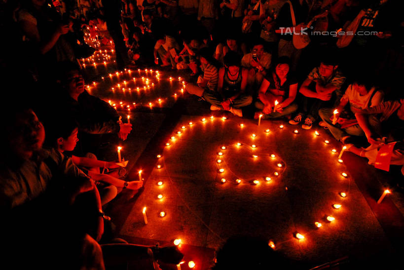 东方人,站,蹲,横图,俯视,室外,夜晚,蜡烛,亚洲,握,阴影,服装,光线,标志,火焰,数字,文字,影子,烛光,字符,许多人,燃烧,拿,拿着,休闲装,黄种人,标识,衣服,点燃,站着,一群人,休闲,休闲服,汉字,握着,阿拉伯数字,服饰,中文,自然现象,悼念,地震,汶川地震,国文,华文,地动,振动,地振动,地震波,男人,男性,年轻男性,年轻女性,女人,女性,亚洲人,蹲着,站立,半身,彩图,高角度拍摄,5.12汶川地震,shzxz1