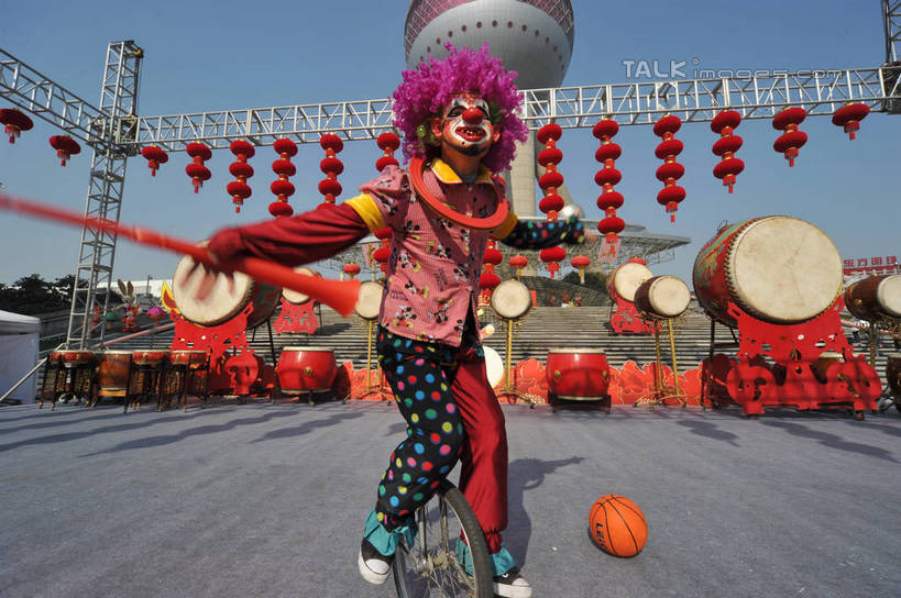 东方人,一个人,高楼大厦,站,横图,室外,白天,正面,度假,美景,城市风光,标志建筑,城市,大厦,地标,建筑,摩天大楼,自行车,照明,上海,中国,亚洲,仅一个男性,仅一个人,吊挂,悬挂,阴影,服装,光线,灯笼,影子,纸灯笼,景观,挂,注视,黄种人,娱乐,建设,东方明珠,浦东,车,脚踏车,仅一个年轻男性,衣服,蓝色,蓝天,天空,阳光,灯具,交通工具,天,观察,看,站着,享受,休闲,景色,放松,服饰,晴朗,观看,照亮,申,察看,衣着,照明设备,穿着,关注,载具,电视塔,表演服,演出服,金融中心,陆家嘴,陆家嘴金融贸易区,浦东新区,东亚,东方明珠广播电视塔,东方明珠电视塔,上海市,万里无云,中华人民共和国,沪,华东地区,衣饰,道具服,男人,男性,年轻男性,亚洲人,晴空,晴空万里,站立,彩图,全身,大楼,高层建筑,高楼,摩天楼,单轮脚踏车,单轮自行车,东方明珠塔,shzxz1