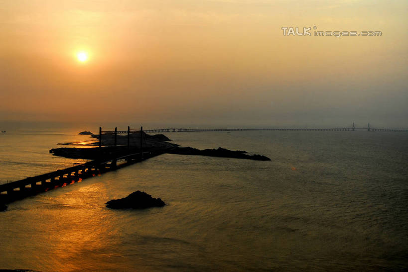 无人,横图,俯视,航拍,室外,白天,度假,海浪,海洋,美景,日落,城市风光,标志建筑,城市,大桥,地标,建筑,桥梁,上海,中国,亚洲,景观,浪花,水平线,晚霞,霞光,落日,桥,辽阔,海平线,娱乐,建设,跨海大桥,浦东,海水,黄昏,享受,休闲,广阔,景色,彩霞,放松,一望无际,申,鸟瞰,海景,东海大桥,浦东新区,东亚,上海市,中华人民共和国,沪,华东地区,无边无际,一马平川,夕照,薄暮,大海,风浪,海,海水的波动,近岸浪,涌浪,夕阳,彩图,高角度拍摄,傍晚,水天相接,水天一线,斜阳,shzxz1