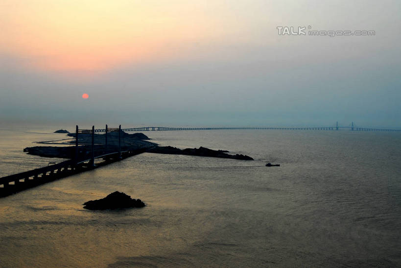 无人,横图,俯视,航拍,室外,白天,度假,海浪,海洋,美景,日落,城市风光,标志建筑,城市,大桥,地标,建筑,桥梁,上海,中国,亚洲,景观,浪花,水平线,晚霞,霞光,落日,桥,辽阔,海平线,娱乐,建设,跨海大桥,浦东,海水,黄昏,享受,休闲,广阔,景色,彩霞,放松,一望无际,申,鸟瞰,海景,东海大桥,浦东新区,东亚,上海市,中华人民共和国,沪,华东地区,无边无际,一马平川,夕照,薄暮,大海,风浪,海,海水的波动,近岸浪,涌浪,夕阳,彩图,高角度拍摄,傍晚,水天相接,水天一线,斜阳,shzxz1