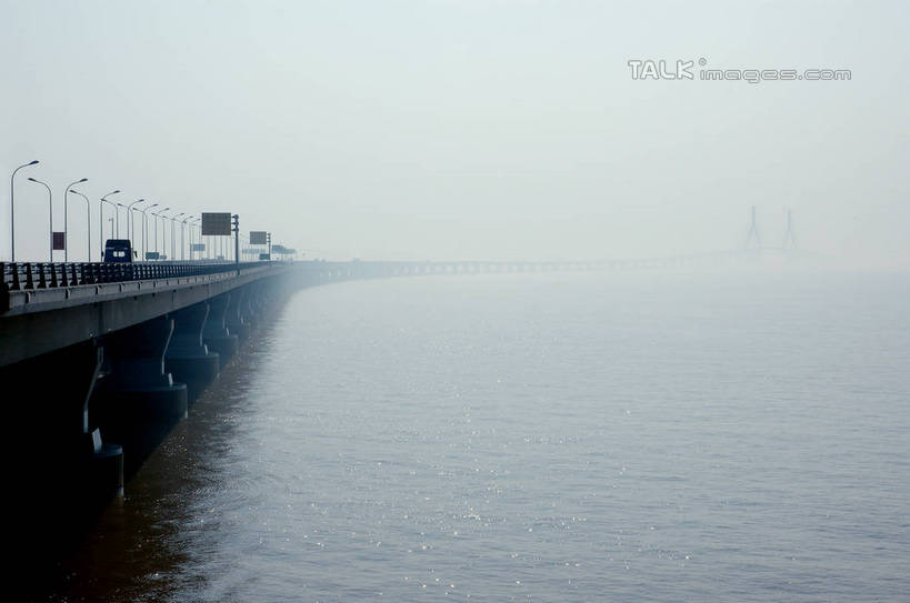 无人,横图,室外,白天,正面,度假,海浪,海洋,美景,雾,城市风光,标志建筑,城市,大桥,地标,建筑,路灯,桥梁,照明,上海,中国,亚洲,朦胧,模糊,景观,浪花,桥,灯光,娱乐,建设,跨海大桥,浦东,灯,海水,享受,休闲,景色,放松,照亮,申,迷雾,照明设备,海景,东海大桥,浦东新区,东亚,上海市,中华人民共和国,沪,华东地区,大海,风浪,海,海水的波动,近岸浪,涌浪,大雾,彩图,shzxz1