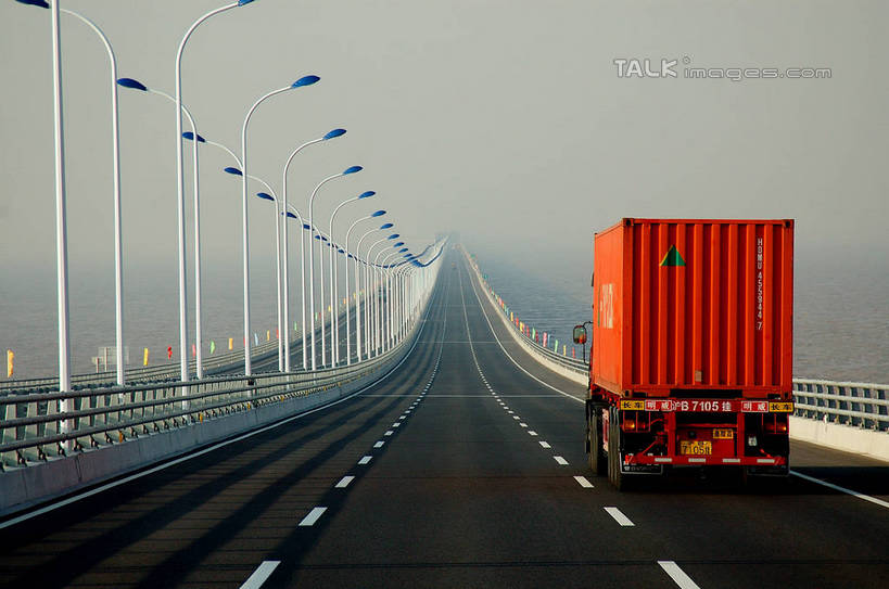 无人,横图,室外,白天,正面,度假,美景,城市风光,标志建筑,城市,大桥,道路,地标,建筑,卡车,路,路灯,桥梁,公路,照明,上海,中国,亚洲,一辆,景观,桥,灯光,分界线,停车线,集装箱,交通,娱乐,建设,跨海大桥,浦东,灯,蓝色,蓝天,天空,天,享受,休闲,景色,放松,集装箱车,晴朗,货车,车行道,车行道分界线,照亮,申,照明设备,标线,货运车,东海大桥,浦东新区,东亚,车行线,上海市,万里无云,中华人民共和国,沪,华东地区,晴空,晴空万里,马路,载重汽车,彩图,shzxz1
