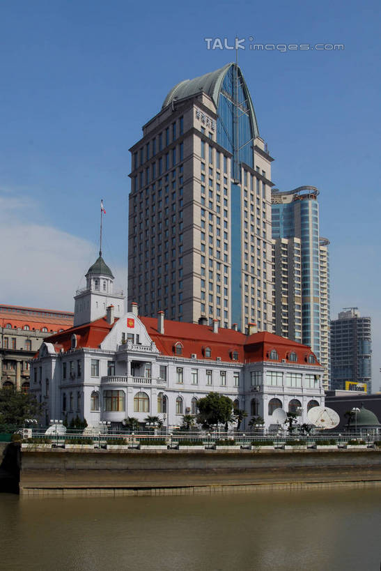 无人,家,高楼大厦,竖图,室外,白天,正面,度假,河流,美景,水,植物,城市风光,标志建筑,城市,大厦,地标,建筑,摩天大楼,上海,中国,亚洲,阴影,光线,影子,房屋,屋子,河水,景观,水流,云,云朵,公寓,云彩,娱乐,建设,虹口区,洋房,楼房,住宅,树,树木,蓝色,绿色,白云,倒影,蓝天,天空,阳光,自然,天,享受,休闲,景色,放松,生长,晴朗,成长,申,倒映,东亚,上海市,黄浦路,俄罗斯联邦驻上海总领事馆,中华人民共和国,沪,华东地区,反照,晴空,彩图,房子,大楼,高层建筑,高楼,摩天楼,俄罗斯驻上海总领事馆,shzxz1