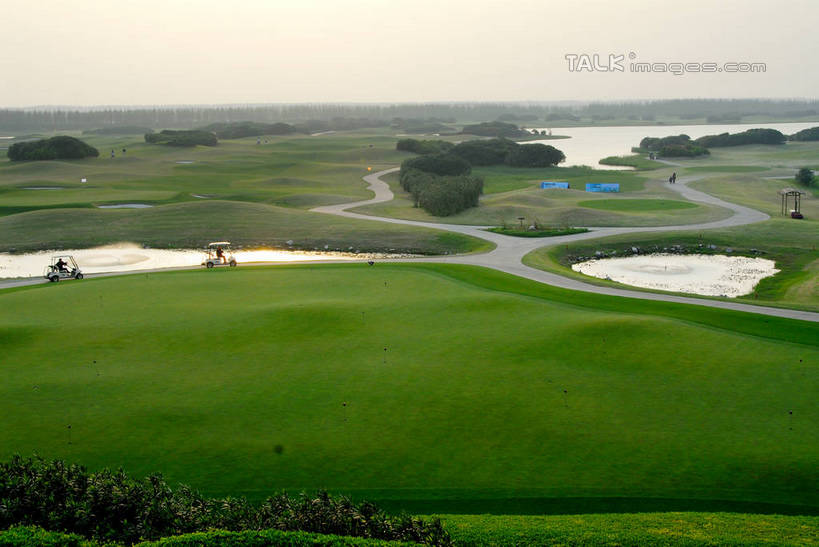 东方人,公园,站,横图,俯视,航拍,室外,白天,旅游,度假,草地,草坪,湖,湖泊,美景,水,植物,道路,路,上海,中国,亚洲,服装,高尔夫,高尔夫球,湖面,景观,水流,水面,球场,小路,交通,许多人,休闲装,黄种人,娱乐,高尔夫球场,草,树,树木,衣服,绿色,天空,自然,交通工具,湖水,天,站着,一群人,享受,休闲,休闲服,景色,放松,服饰,生长,成长,申,高尔夫球杆,国家公园,鸟瞰,自然风光,载具,高尔夫车,绿茵场,东亚,佘山,高尔夫运动,高尔夫球具,松江区,上海市,高尔夫球车,高尔夫观光车,高尔夫用品,中华人民共和国,沪,华东地区,高尔夫球运动,男人,男性,年轻男性,年轻女性,女人,女性,亚洲人,站立,半身,彩图,高角度拍摄,上海佘山国际高尔夫俱乐部,佘山国家森林公园,shzxz1