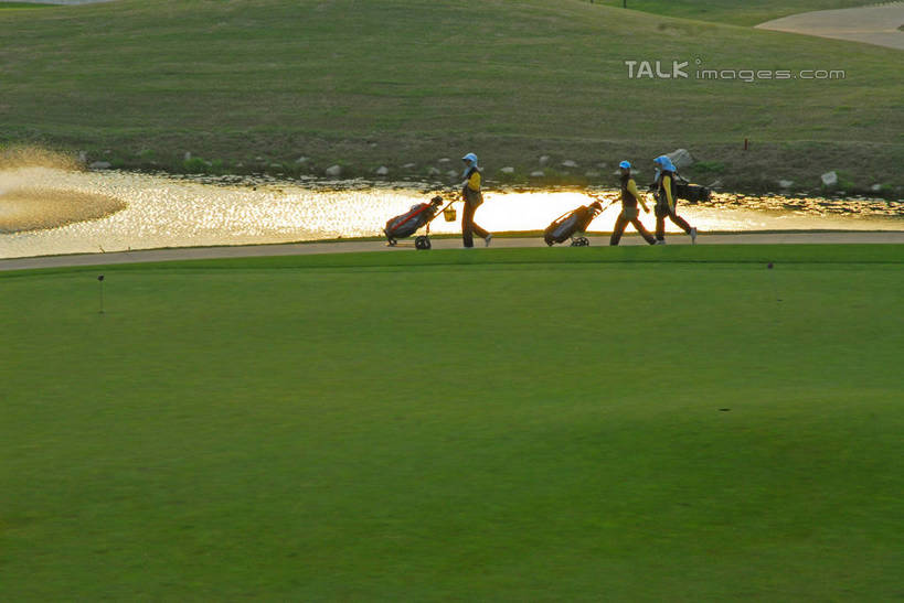 东方人,三个人,公园,走,横图,俯视,航拍,室外,白天,旅游,度假,草地,草坪,湖,湖泊,美景,水,植物,道路,路,上海,中国,亚洲,服装,高尔夫,高尔夫球,湖面,景观,水流,水面,球场,小路,交通,休闲装,黄种人,娱乐,高尔夫球场,草,衣服,绿色,自然,湖水,享受,休闲,休闲服,景色,放松,服饰,申,高尔夫球杆,国家公园,鸟瞰,自然风光,绿茵场,东亚,佘山,高尔夫运动,高尔夫球具,松江区,上海市,高尔夫球杆包,高尔夫拉杆箱,高尔夫拉杆包,中华人民共和国,沪,华东地区,高尔夫球运动,男人,男性,年轻男性,年轻女性,女人,女性,亚洲人,步行,散步,走路,半身,彩图,高角度拍摄,上海佘山国际高尔夫俱乐部,佘山国家森林公园,shzxz1