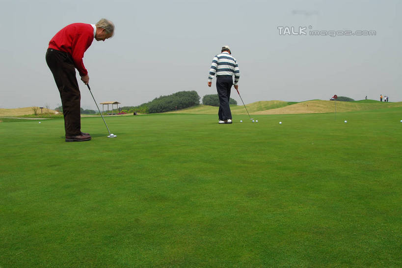 东方人,两个人,公园,站,走,横图,室外,白天,旅游,度假,草地,草坪,美景,植物,上海,中国,亚洲,弯腰,握,阴影,服装,光线,高尔夫,高尔夫球,影子,景观,球场,拿,拿着,休闲装,黄种人,娱乐,高尔夫球场,草,树,树木,背面,衣服,蓝色,绿色,蓝天,天空,阳光,自然,天,站着,享受,休闲,休闲服,景色,放松,握着,服饰,生长,晴朗,成长,申,高尔夫球杆,国家公园,自然风光,绿茵场,东亚,佘山,高尔夫运动,高尔夫球具,松江区,上海市,万里无云,中华人民共和国,沪,华东地区,弯身,高尔夫球运动,男人,男性,年轻男性,年轻女性,女人,女性,亚洲人,晴空,晴空万里,步行,散步,站立,走路,彩图,全身,上海佘山国际高尔夫俱乐部,佘山国家森林公园,shzxz1