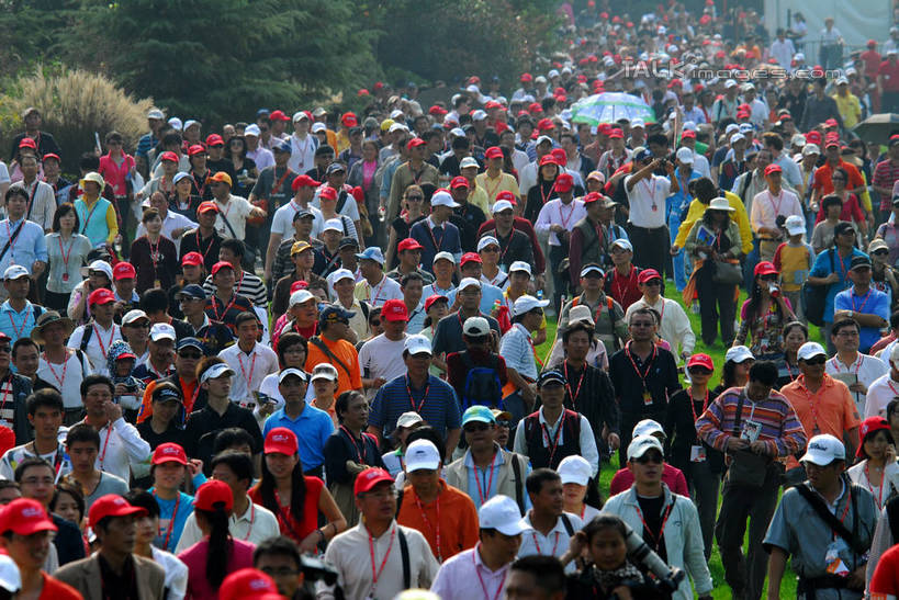 东方人,公园,走,横图,俯视,室外,白天,草地,草坪,植物,帽子,上海,中国,亚洲,服装,球场,许多人,注视,休闲装,黄种人,运动帽,高尔夫球场,草,树,树木,衣服,绿色,自然,观察,看,一群人,休闲,休闲服,鸭舌帽,服饰,生长,成长,观看,申,察看,国家公园,关注,绿茵场,东亚,佘山,松江区,上海市,中华人民共和国,沪,华东地区,男人,男性,年轻男性,年轻女性,女人,女性,亚洲人,步行,散步,走路,半身,彩图,高角度拍摄,上海佘山国际高尔夫俱乐部,佘山国家森林公园,shzxz1