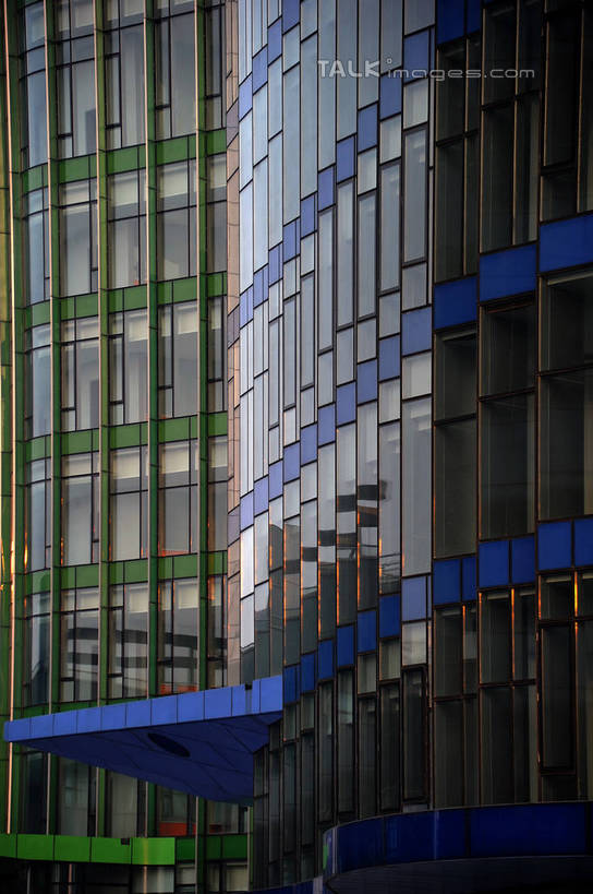 无人,高楼大厦,竖图,彩色,室外,夜晚,仰视,度假,美景,城市风光,标志建筑,城市,大厦,地标,建筑,摩天大楼,霓虹灯,夜景,上海,中国,亚洲,阴影,光线,影子,墙,景观,灯光,七彩,娱乐,光源,建设,浦东,霓虹,墙壁,墙面,灯,享受,休闲,景色,放松,申,照明设备,金融中心,陆家嘴,陆家嘴金融贸易区,浦东新区,东亚,上海市,中华人民共和国,沪,华东地区,氖灯,彩图,低角度拍摄,大楼,高层建筑,高楼,摩天楼,国际航运金融大厦,上海国际航运金融大厦,shzxz1