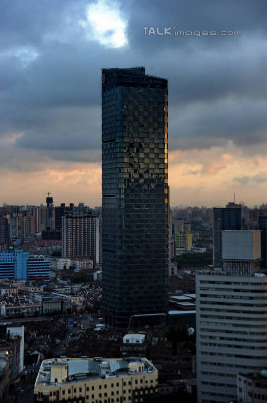 无人,宾馆,家,高楼大厦,竖图,全景,俯视,航拍,室外,白天,度假,美景,日落,天际线,城市风光,标志建筑,城市,大厦,地标,建筑,酒店,摩天大楼,上海,中国,亚洲,房屋,屋子,景观,晚霞,霞光,落日,公寓,娱乐,建设,虹口区,洋房,楼房,住宅,天空,黄昏,天,享受,休闲,景色,彩霞,放松,旅社,申,鸟瞰,东亚,上海市,海泰国际大厦,上海海泰大酒店,四川北路,中华人民共和国,沪,华东地区,夕照,薄暮,夕阳,彩图,高角度拍摄,傍晚,房子,大楼,高层建筑,高楼,客店,客栈,旅店,旅馆,摩天楼,商旅,四平路,斜阳,shzxz1