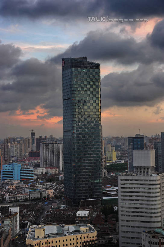 无人,宾馆,家,高楼大厦,竖图,全景,俯视,航拍,室外,白天,度假,美景,日落,天际线,城市风光,标志建筑,城市,大厦,地标,建筑,酒店,摩天大楼,上海,中国,亚洲,房屋,屋子,景观,晚霞,霞光,落日,公寓,娱乐,建设,虹口区,洋房,楼房,住宅,天空,黄昏,天,享受,休闲,景色,彩霞,放松,旅社,申,鸟瞰,东亚,上海市,海泰国际大厦,上海海泰大酒店,四川北路,中华人民共和国,沪,华东地区,夕照,薄暮,夕阳,彩图,高角度拍摄,傍晚,房子,大楼,高层建筑,高楼,客店,客栈,旅店,旅馆,摩天楼,商旅,四平路,斜阳,shzxz1