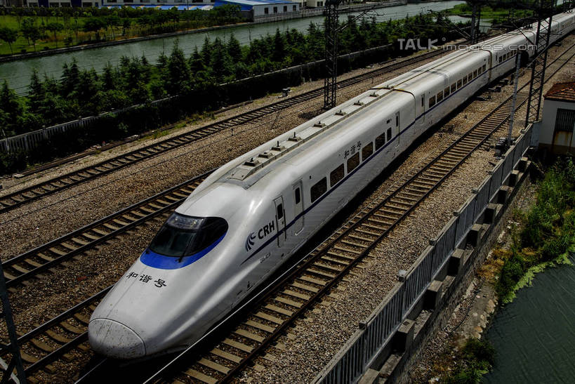 无人,横图,俯视,室外,白天,度假,河流,美景,水,植物,城市风光,城市,路,铁路,上海,中国,亚洲,阴影,光线,影子,河水,景观,水流,轨道,交通,铁轨,娱乐,车,树,树木,绿色,阳光,自然,交通工具,享受,休闲,景色,放松,运输,生长,成长,和谐号,申,载具,动车,东亚,上海市,中华人民共和国,沪,华东地区,彩图,高角度拍摄,和谐号动车组,shzxz1