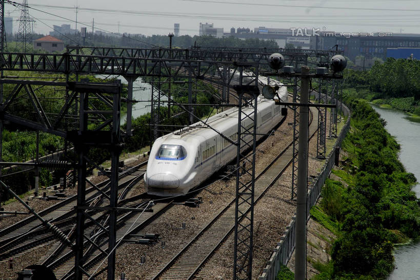 无人,横图,俯视,室外,白天,度假,河流,美景,水,植物,城市风光,城市,路,铁路,上海,中国,亚洲,阴影,光线,影子,河水,景观,水流,轨道,交通,铁轨,娱乐,车,树,树木,蓝色,绿色,蓝天,天空,阳光,自然,交通工具,天,享受,休闲,景色,放松,运输,生长,晴朗,成长,和谐号,申,载具,动车,东亚,上海市,万里无云,中华人民共和国,沪,华东地区,晴空,晴空万里,彩图,高角度拍摄,和谐号动车组,shzxz1