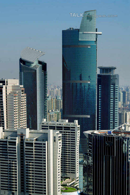 无人,家,高楼大厦,商店,竖图,全景,俯视,航拍,室外,白天,购物,度假,消费,美景,天际线,植物,城市风光,标志建筑,超市,城市,大厦,地标,建筑,摩天大楼,商场,上海,中国,亚洲,阴影,光线,影子,房屋,屋子,景观,公寓,娱乐,建设,洋房,楼房,住宅,树,树木,南京西路,蓝色,绿色,蓝天,天空,阳光,自然,天,享受,休闲,景色,放松,金融,百货,生长,晴朗,成长,恒隆广场,申,鸟瞰,选购,贸易,百货公司,东亚,静安区,上海市,万里无云,中华人民共和国,沪,华东地区,血拼,晴空,晴空万里,彩图,高角度拍摄,房子,大楼,高层建筑,高楼,购物商场,购物中心,摩天楼,商业中心,shzxz1