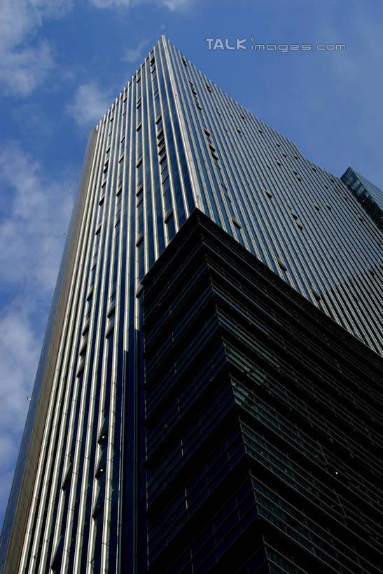 无人,高楼大厦,商店,竖图,室外,白天,仰视,购物,度假,消费,美景,城市风光,标志建筑,超市,城市,大厦,地标,建筑,摩天大楼,商场,上海,中国,亚洲,阴影,光线,影子,景观,云,云朵,云彩,娱乐,建设,南京西路,蓝色,白云,蓝天,天空,阳光,天,享受,休闲,景色,放松,金融,百货,晴朗,恒隆广场,申,选购,贸易,百货公司,东亚,静安区,上海市,中华人民共和国,沪,华东地区,血拼,晴空,彩图,低角度拍摄,大楼,高层建筑,高楼,购物商场,购物中心,摩天楼,商业中心,shzxz1