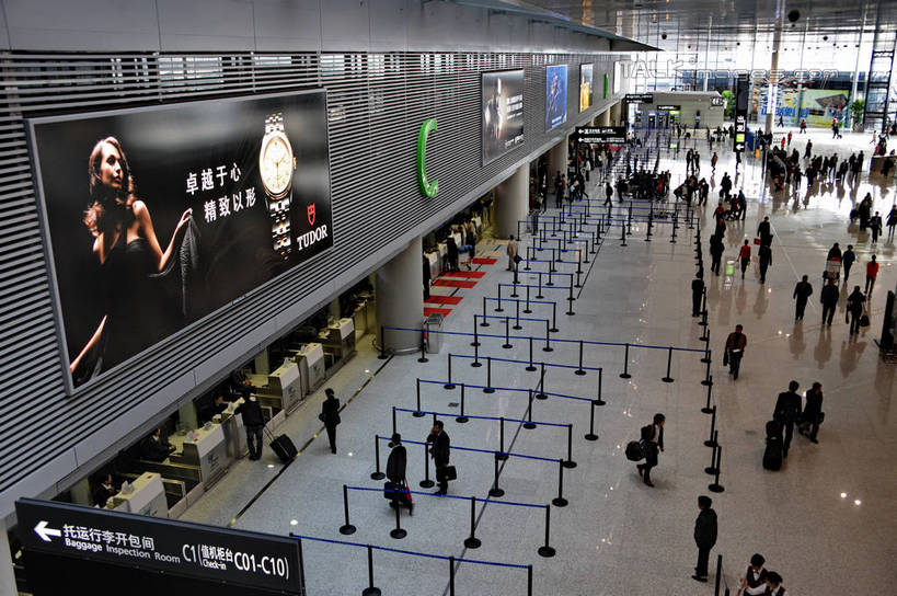 东方人,机场,栏杆,走,横图,俯视,室内,白天,度假,美景,城市风光,城市,飞机场,上海,中国,亚洲,行人,游客,游人,握,服装,拉杆箱,旅行箱,景观,围栏,许多人,拿,拿着,休闲装,黄种人,娱乐,护栏,路人,旅客,衣服,行李箱,箱子,航站楼,一群人,享受,休闲,休闲服,景色,放松,握着,服饰,出差,虹桥机场,申,候机楼,东亚,长宁区,上海市,中华人民共和国,沪,华东地区,虹桥路,上海虹桥国际机场,过客,旅客航站楼,男人,男性,年轻男性,年轻女性,女人,女性,亚洲人,航空站,空港,步行,散步,走路,半身,彩图,高角度拍摄,旅行,shzxz1