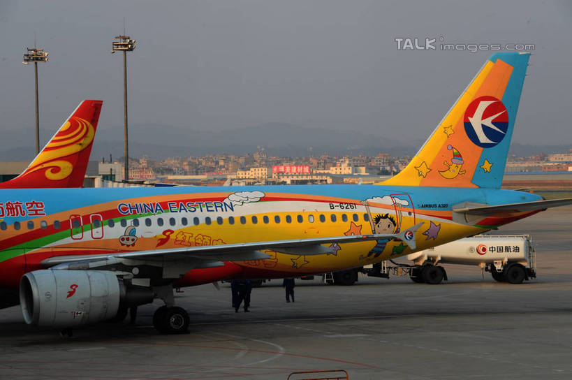 无人,机场,横图,室外,白天,正面,度假,美景,城市风光,城市,飞机,飞机场,路灯,照明,上海,中国,亚洲,停靠,景观,灯光,交通,娱乐,航空,灯,航站楼,停机坪,交通工具,享受,休闲,景色,放松,运输,虹桥机场,照亮,申,客机,照明设备,停泊,载具,候机楼,东亚,长宁区,上海市,中华人民共和国,沪,华东地区,虹桥路,上海虹桥国际机场,旅客航站楼,航空站,空港,彩图,shzxz1