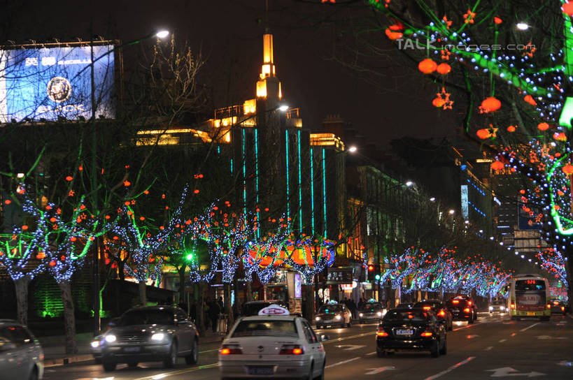 无人,商店,横图,室外,夜晚,正面,购物,旅游,度假,消费,植物,标志建筑,超市,道路,地标,电影院,建筑,剧院,路,商场,夜景,公路,汽车,照明,上海,中国,亚洲,阴影,光线,彩灯,影子,灯光,分界线,停车线,交通,娱乐,建设,车,灯,树,树木,绿色,自然,灯具,交通工具,轿车,享受,休闲,旅游胜地,放松,金融,百货,花灯,生长,成长,车行道,车行道分界线,淮海路,照亮,申,照明设备,载具,标线,选购,贸易,百货公司,黄浦区,东亚,车行线,淮海中路,国泰电影院,上海市,中华人民共和国,沪,华东地区,血拼,马路,彩图,购物商场,购物中心,剧场,商业中心,影院,shzxz1