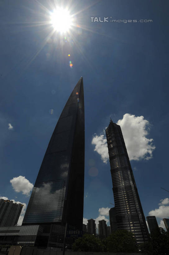 无人,高楼大厦,竖图,室外,白天,仰视,度假,美景,城市风光,标志建筑,城市,大厦,地标,建筑,摩天大楼,上海,中国,亚洲,阴影,光线,影子,景观,云,云朵,云彩,娱乐,建设,金茂大厦,浦东,蓝色,白云,蓝天,天空,阳光,天,享受,休闲,景色,放松,环球金融中心,晴朗,申,柏悦酒店,金融中心,陆家嘴,陆家嘴金融贸易区,浦东新区,上海环球金融中心,东亚,上海市,中华人民共和国,沪,华东地区,金茂大楼,环球金融中心大厦,晴空,彩图,低角度拍摄,大楼,高层建筑,高楼,摩天楼,shzxz1