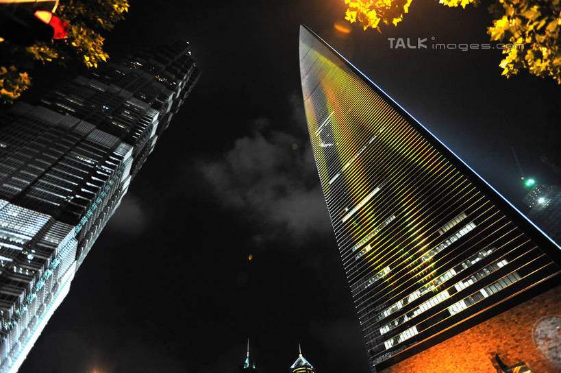 无人,高楼大厦,横图,室外,夜晚,仰视,度假,美景,植物,城市风光,标志建筑,城市,大厦,地标,建筑,摩天大楼,夜景,上海,中国,亚洲,阴影,光线,影子,景观,灯光,娱乐,建设,金茂大厦,浦东,树,树木,绿色,自然,享受,休闲,景色,放松,环球金融中心,生长,成长,申,柏悦酒店,金融中心,陆家嘴,陆家嘴金融贸易区,浦东新区,上海环球金融中心,东亚,上海市,中华人民共和国,沪,华东地区,金茂大楼,环球金融中心大厦,彩图,低角度拍摄,大楼,高层建筑,高楼,摩天楼,shzxz1