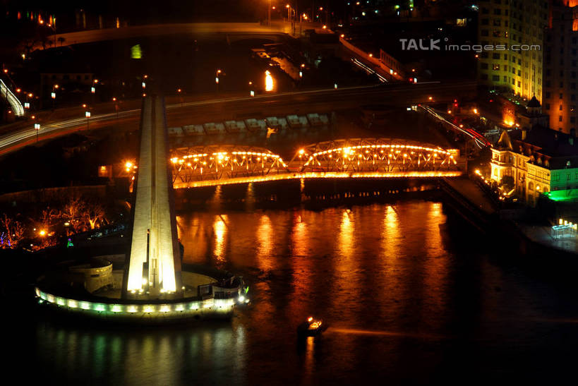 无人,公园,高楼大厦,横图,俯视,航拍,彩色,室外,夜晚,度假,河流,美景,水,城市风光,标志建筑,城市,大桥,大厦,地标,建筑,摩天大楼,霓虹灯,桥梁,夜景,上海,中国,亚洲,阴影,波纹,光线,影子,河水,景观,水流,斜拉桥,桥,灯光,七彩,涟漪,娱乐,光源,建设,霓虹,灯,倒影,水纹,外滩,波浪,享受,休闲,景色,放松,申,倒映,照明设备,鸟瞰,黄浦区,浦西,苏州河,外白渡桥,东亚,人民英雄纪念塔,上海市,中华人民共和国,沪,华东地区,水晕,氖灯,反照,斜张桥,黄浦公园,彩图,高角度拍摄,大楼,高层建筑,高楼,摩天楼,花园桥,威尔斯桥,纪念塔,上海市人民英雄纪念塔,shzxz1