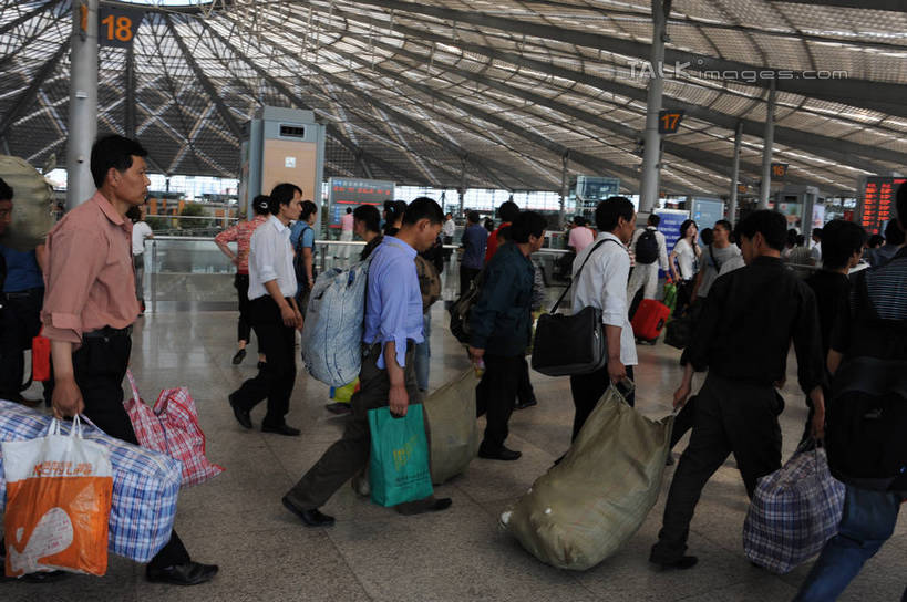 东方人,火车站,走,横图,室内,白天,侧面,度假,美景,城市风光,城市,车站,上海,中国,亚洲,握,服装,拉杆箱,旅行箱,景观,站台,许多人,拿,拿着,休闲装,黄种人,娱乐,大厅,月台,衣服,行李箱,箱子,上海站,一群人,享受,休闲,休闲服,景色,放松,握着,服饰,出差,申,东亚,上海火车站,上海市,中华人民共和国,沪,华东地区,闸北区,男人,男性,年轻男性,年轻女性,女人,女性,亚洲人,步行,散步,走路,半身,彩图,旅行,铁路车站,铁路站,shzxz1