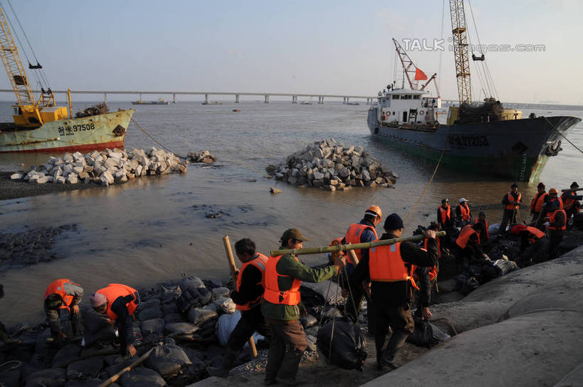 东方人,伙伴,朋友,站,横图,室外,白天,正面,友谊,合作,团队,海浪,海洋,石头,大桥,桥梁,船,上海,中国,亚洲,弯腰,握,阴影,光线,救生衣,石子,影子,浪花,桥,木船,许多人,拿,拿着,黄种人,跨海大桥,浦东,工人,蓝色,蓝天,天空,阳光,海水,交通工具,天,站着,一群人,战略,握着,充气,晴朗,救生背心,申,舟,救生,载具,海景,东海大桥,浦东新区,东亚,上海市,万里无云,中华人民共和国,沪,华东地区,弯身,联合,合谋,浮水衣,配合,协作,男人,男性,年轻男性,亚洲人,员工,大海,风浪,海,海水的波动,近岸浪,石块,岩石,涌浪,晴空,晴空万里,站立,半身,彩图,机械工人,匠人,劳动者,体力工,shzxz1